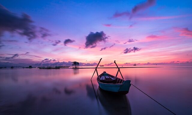 Jaki kolor paznokci pasuje do złotych sandałów?