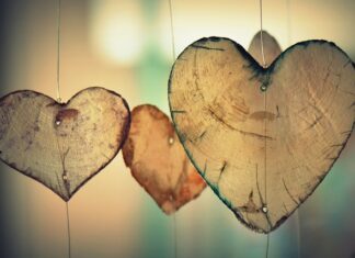 Czy brązowe buty pasują do czarnej koszuli?