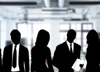 Czy do jasnych spodni pasują czarne buty? Czy do jasnych spodni pasują czarne buty?