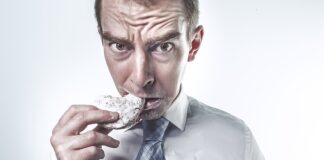 W czym na wesele mucha czy krawat?