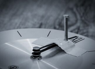 Jak przykleić łatkę do spodni?