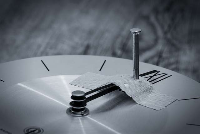 Jak przykleić łatkę do spodni? Jak przykleić łatkę do spodni?